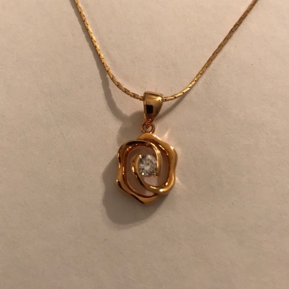 Gold rose necklace - Picture 1 of 1